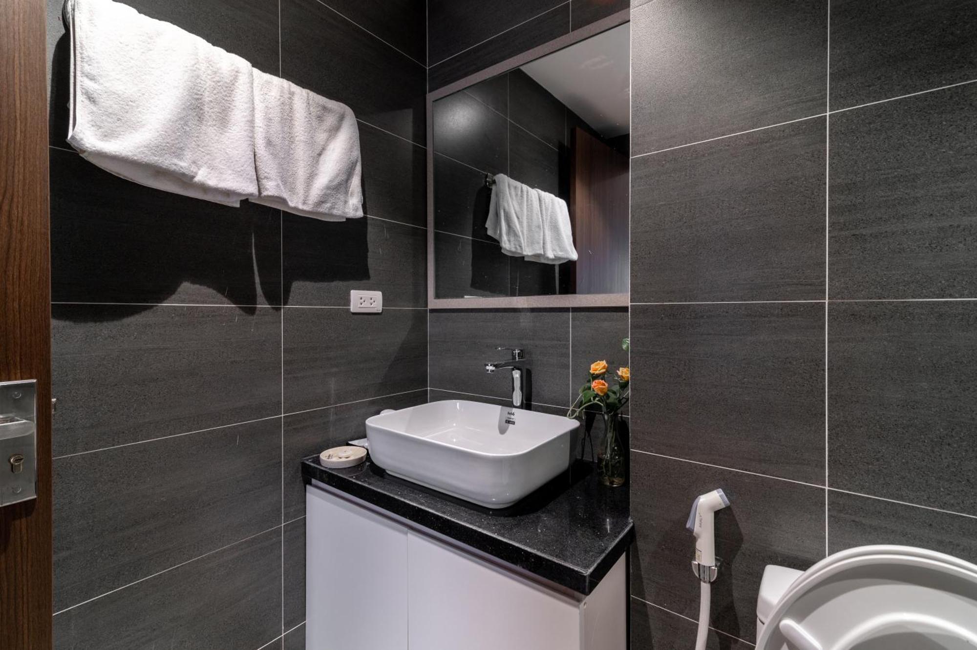 Luxe Paradise Suites Hotel To Ngoc Van Hanoi Bagian luar foto