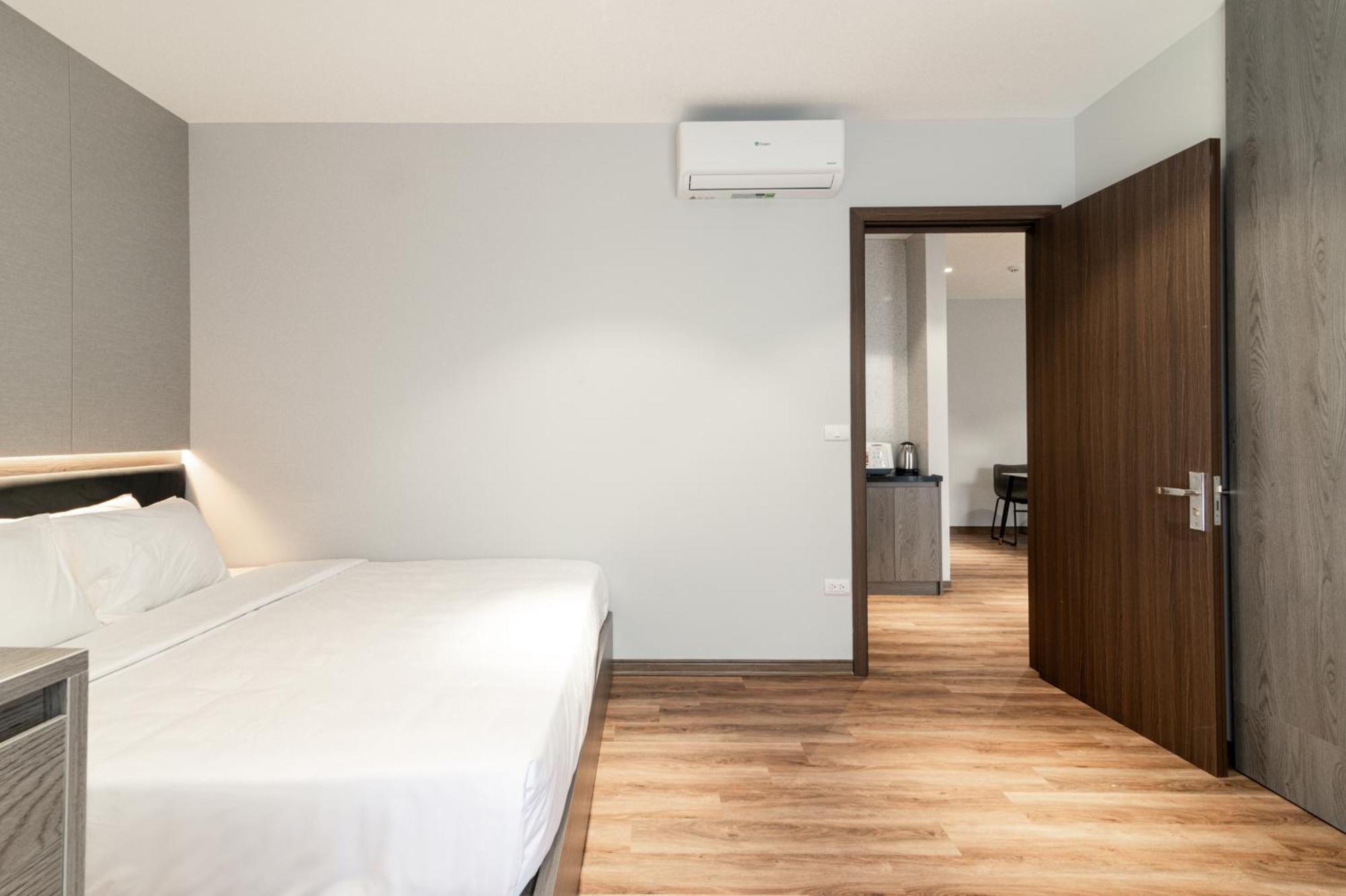Luxe Paradise Suites Hotel To Ngoc Van Hanoi Bagian luar foto